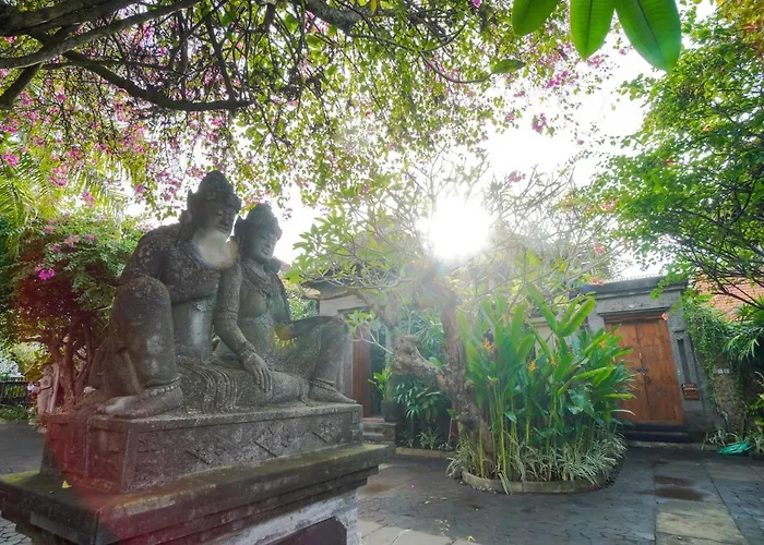 Villa Giri Bhagawan & *