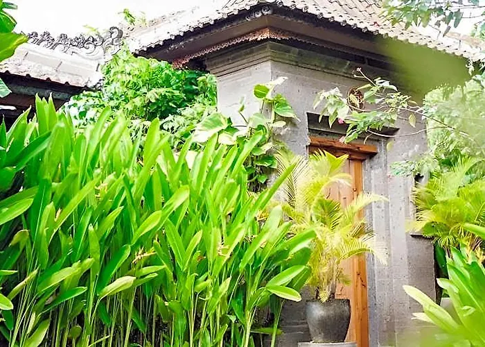 Villa Giri Bhagawan & *